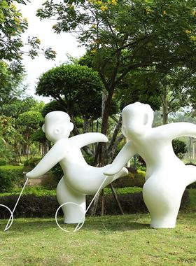 户外玻璃钢抽象儿童玩耍推铁圈人物雕塑学校公园景观运动小区摆件