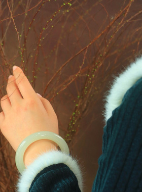 正宗和田玉手镯女款冰种叮当青白