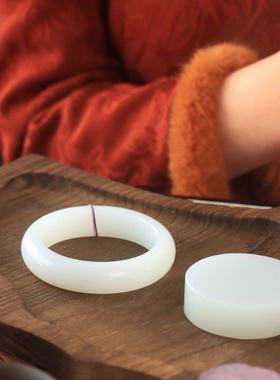 新疆和田玉且末糖白玉正圈口手镯