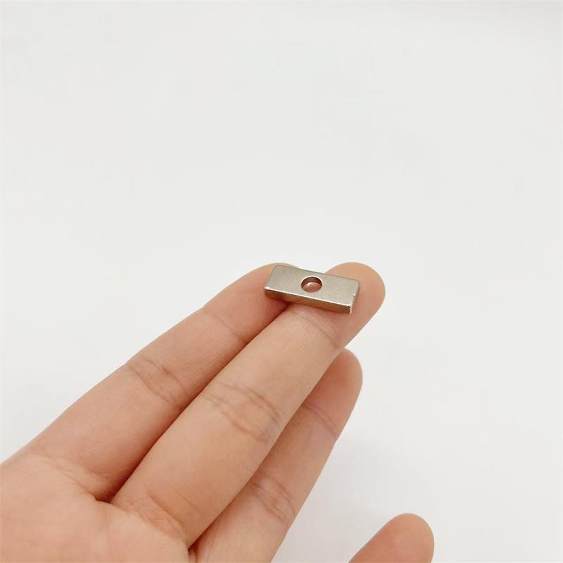强磁 20X8X3-4mm磁铁 钕铁硼 强磁铁 磁铁 长方形带孔磁铁 - 图1
