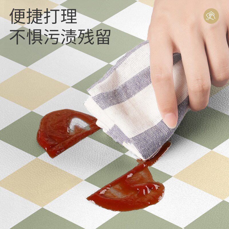 Kitchen floor mats are non-slip and oil-proof, wipeable and wash-free, kitchen carpets are fully covered with PVC floor mats, thickened doorway and stain-resistant floor mats.
