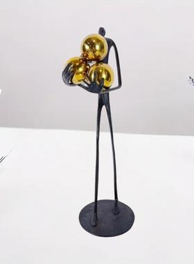 抱金球人现代抽象人物雕塑摆件酒店过道艺术品样板间售楼处装饰品
