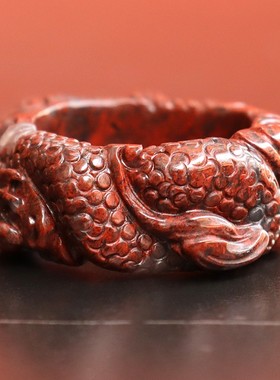 戒指18内径11*5mm8g把玩精雕龙戒戒指桂林鸡血玉石乾坤料黑底红