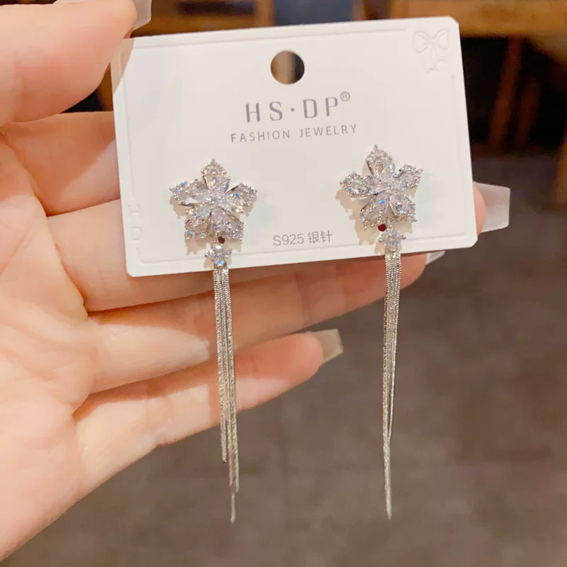 Сдержанные/moderate? Actually translate: Sophisticated fashionable universal design long earrings with zircon with tassels, trend of season, flowered