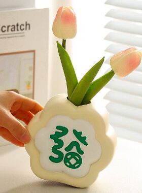 办公室玄关电视柜旁仿真郁金香花