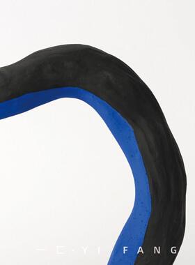 一匚 创意样板间扭曲环形陶瓷摆件 售楼部黑白金银色系软装饰品