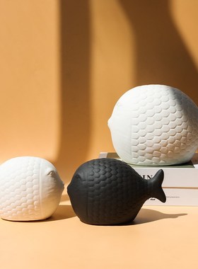 现代简约陶瓷胖头鱼摆件创意玄关客厅样板间民宿家居电视柜工艺品