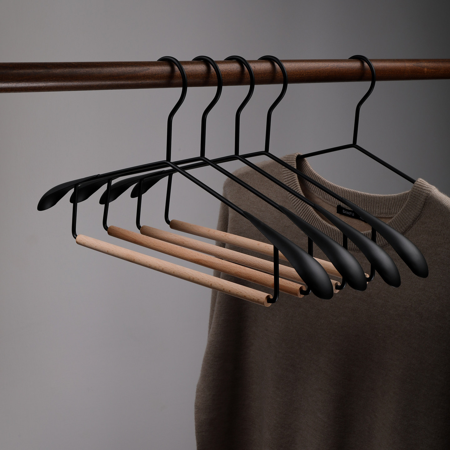 收纳师推荐黑色实木衣架家用轻奢高级防滑衣挂无痕宽肩衣服撑子,淘宝优惠券,粉丝福利购,淘宝优惠卷