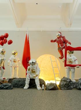 宇航员雕塑商场美陈主题造景太空人大型摆件火箭店装饰玻璃钢户外