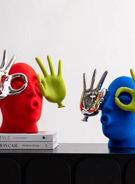 意式极简摆件高级感小众客厅轻奢艺术OK手势人物植绒雕塑软装饰品