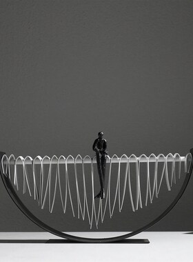 简约轻奢样板间玄关柜人物造型C摆件金属创意艺术家居软装饰品