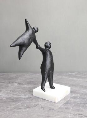 现代简约抽象拉手人物桌面摆件客厅电视柜样板房玄关家居软装饰品