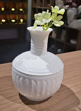 大宋定瓷莲纹长颈瓶摆件