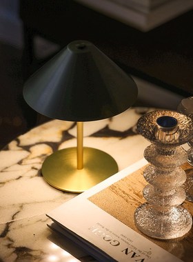 形上中古风充电氛围灯金属v床头酒吧别墅餐桌高级感触摸小台灯装