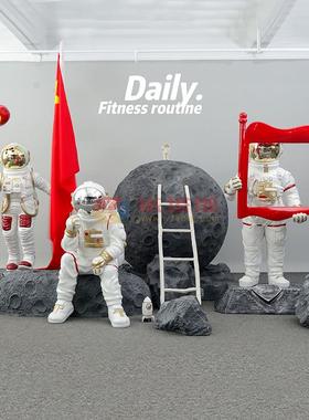 龙岗区宇航员北欧创意玻璃钢雕塑网红打卡IP同框雕塑定制