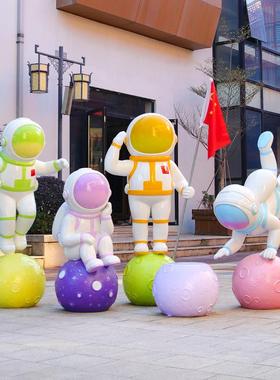 网红玻璃钢发光卡通宇航员太空人雕塑户外幼儿园景观商场美陈摆件