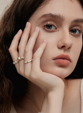 2025新款法式时尚小众女士牛角包高级感潮流女款戒指代发礼盒