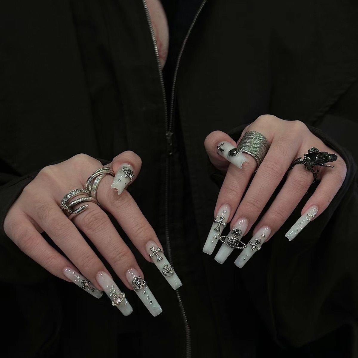 小男孩美甲纯手工穿戴甲可拆卸贴片乳白色复古十字架土星欧美辣妹 - 图3