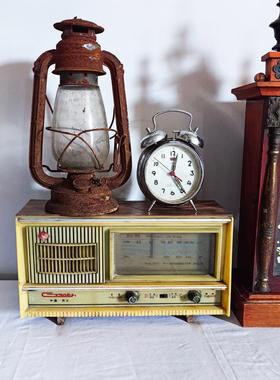 采购产品70年代怀旧的旧物品，老式的马头钟，收音机闹钟，灯笼，