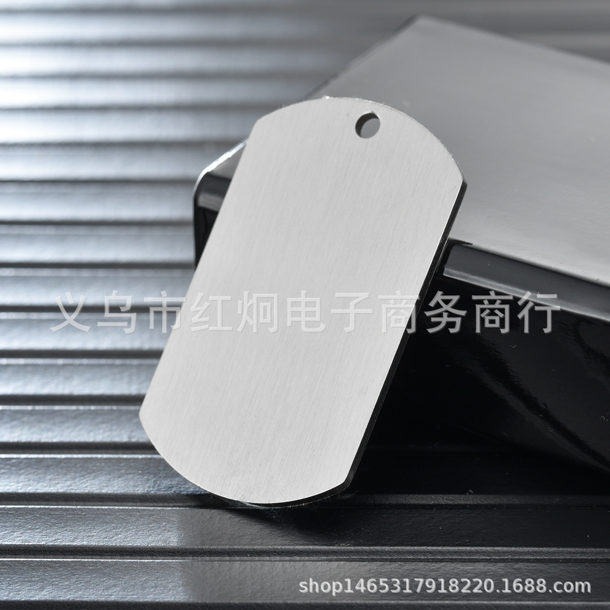 源头工厂直供钛钢拉丝狗牌不锈钢哑光宠物牌金色蓝色黑色拉丝吊牌 - 图2