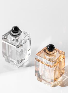 现代轻奢几何方块水晶香薰瓶摆件卧室梳妆台衣帽间桌面轻奢装饰品
