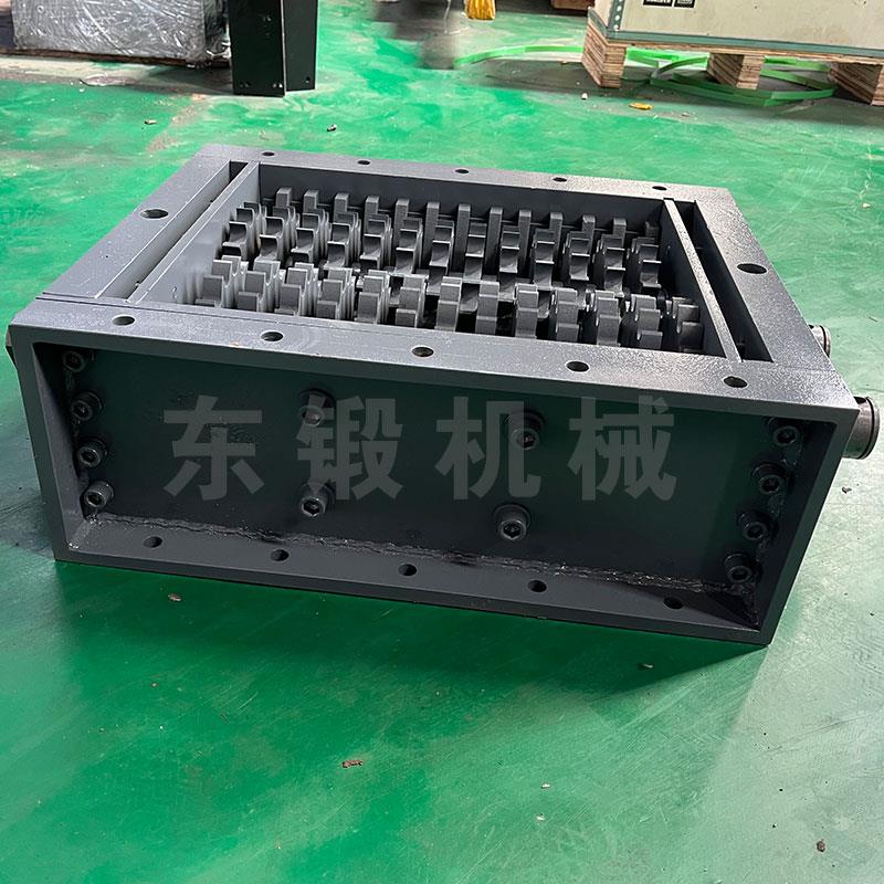 Shredder chassis small metal plastic crushing domestic waste rubber plastic double shaft crushing factory direct sales