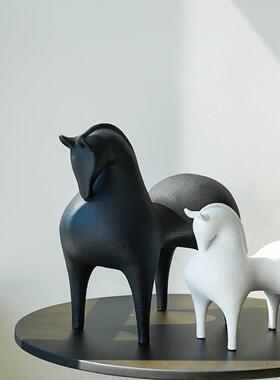 现代极简抽象红色马树脂摆件饰品客厅办公室玄关装饰北欧轻奢高档