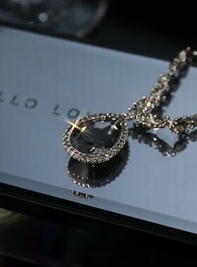 轻奢长款水滴吊坠毛衣链2024年新C款秋冬高档气质网红项链配饰挂