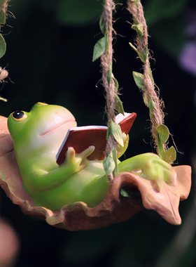 卡通小青蛙摆件阳台庭院幼儿园装饰品可爱动物看书秋千树上吊件