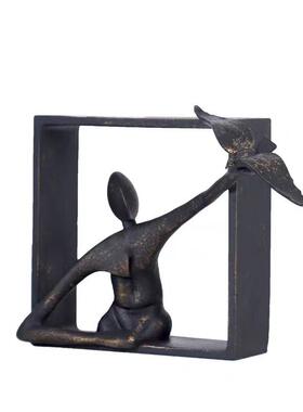 中古侘寂风简约现代人物放飞陪伴眺望样板房客厅卧室装饰摆件