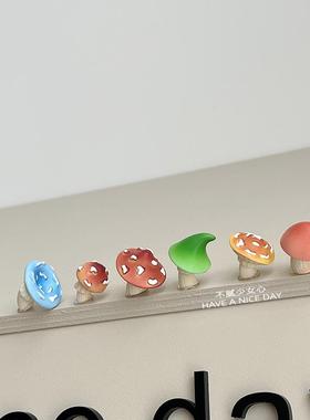 电脑长蘑菇！摆解公压好物电脑屏幕件办室桌班面64182装饰治愈系