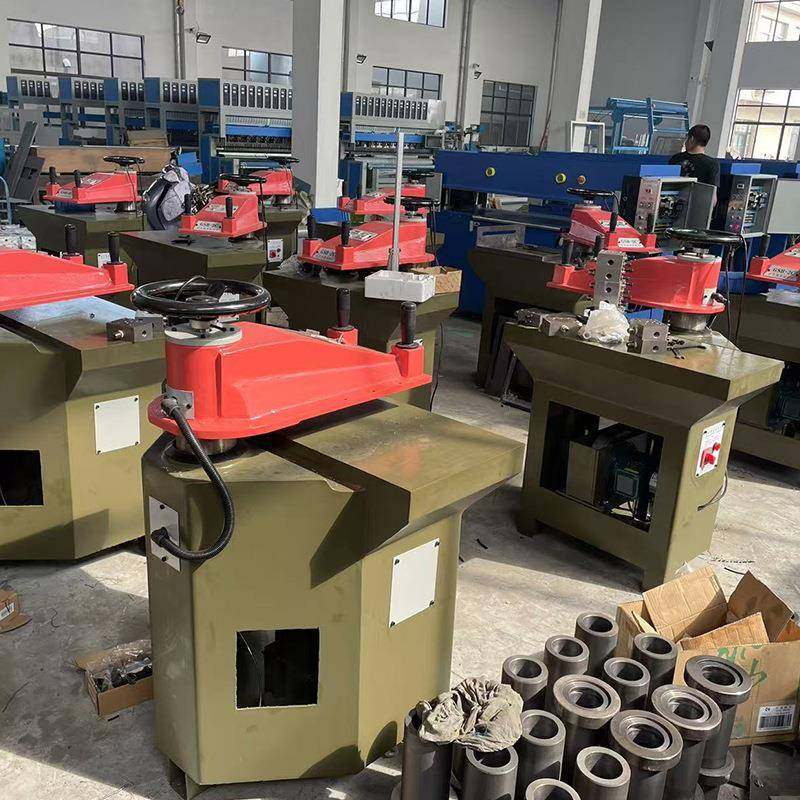 Houhe sells leather hydraulic swing arm cutting machine, follow-up swing arm blanking machine, luggage blister small stamping machine
