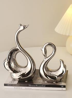 轻奢现代陶瓷电镀天鹅摆件创意极简客厅电视柜酒柜隔断创意装饰品