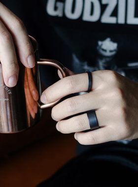 戒指男2021年新款潮不掉色简约百搭黑色磨砂陶瓷宽面指环高级感