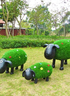 卡通羊雕塑户外园林景观小品玻璃钢羊摆件花园小区公园草坪装饰品