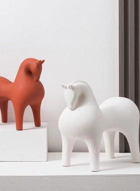 现代简约儿童房可爱卡通动物摆设创意抽象红色马人物摆件犀牛飞马
