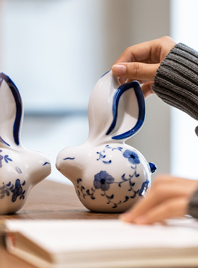 轻奢兔子摆e件陶瓷青花客厅办公室桌面家居装饰乔迁礼品生肖吉祥