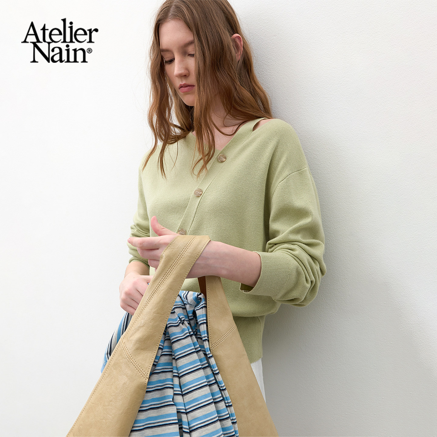 Atelier Nain2026年春季新款露肩针织衫不规则纽扣设计极简风上衣