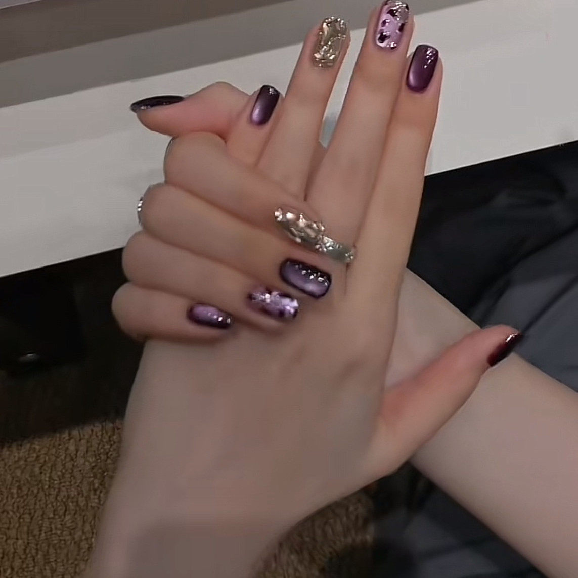 【紫醉金迷】秋冬显白魅惑紫猫眼短款纯手工穿戴甲爆闪玻璃珠美甲,淘宝优惠券,粉丝福利购,淘宝优惠卷