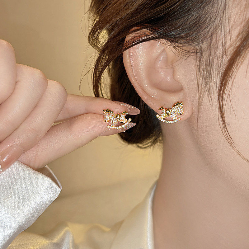 金色碎冰冰小马钱币耳钉2026新爆款马年高级感耳饰本命年爆闪耳环,淘宝优惠券,粉丝福利购,淘宝优惠卷