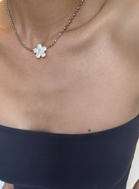 白色仿玛瑙石花朵项链简约高级感