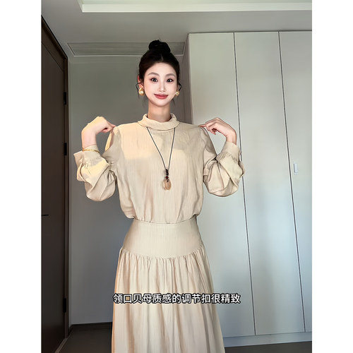 昕羽垚STUDIO 秋季新款温婉百搭显瘦翻领衬衫收腰压褶半身裙套装 - 图3