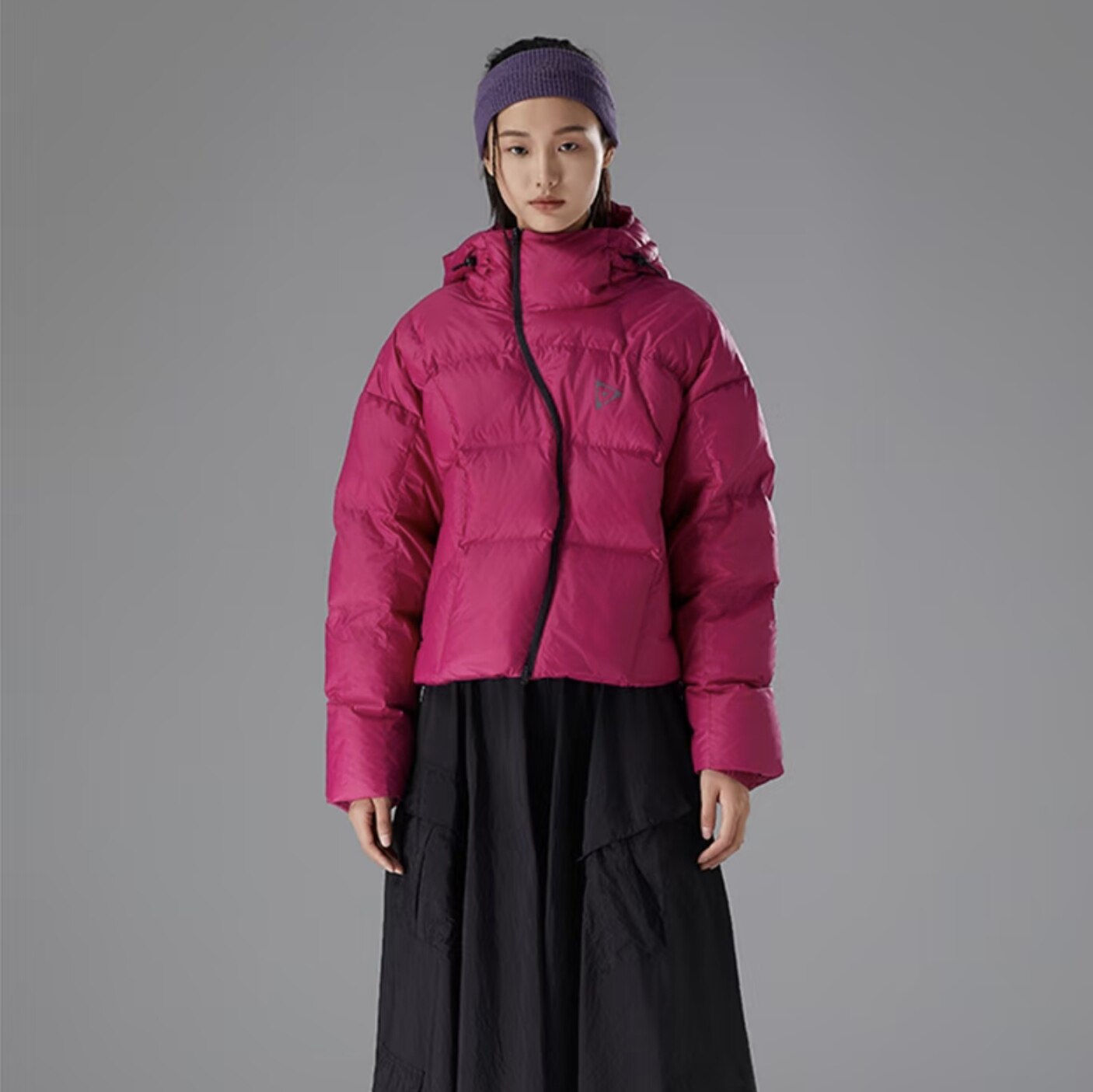 TRIP&CO羽绒服女简约时尚保暖舒适不对称撞色拉链短款连帽羽绒服