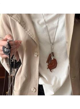 覆古美拉德皮质吊坠秋季女款轻奢小众设计感长款毛衣炼个性卫衣炼