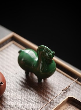 创意陶瓷唐马动物小摆件家居办公室茶道茶宠桌面工艺酒柜装饰摆设