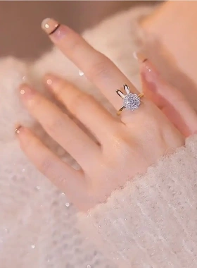 满钻可旋转的小兔子戒指本命年可爱灵动可调节食指戒轻奢小众指环