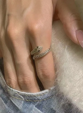 日蛇形戒指女小众设计个性ins可调节蛇骨高级食指戒镶嵌宝石活口