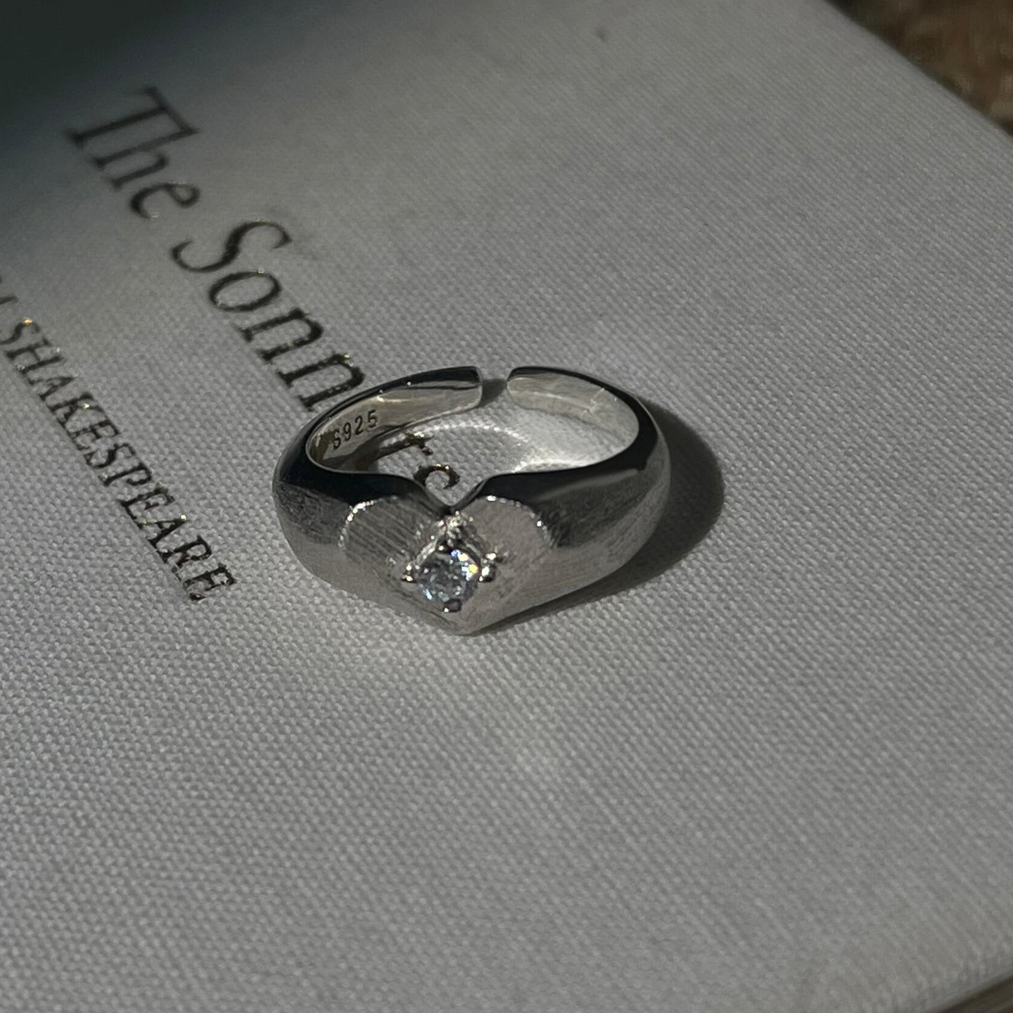 韩系银色磨砂爱心拉丝戒指蕾丝细款开口食指戒叠戴轻奢小众指环 - 图3