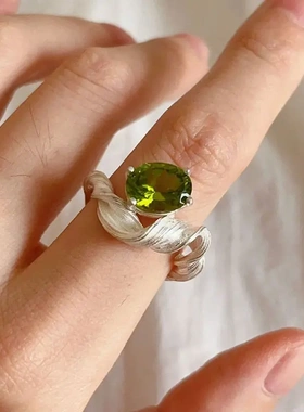 冷淡风橄榄绿锆石戒指女轻奢小众设计感不规则食指戒2025年新款潮