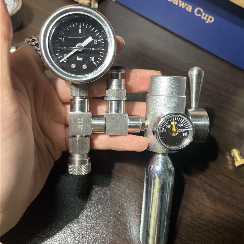 星粒3气动上接式恒压阀带压力表按压式泄压阀全不T锈钢配件小扳手 - 图1